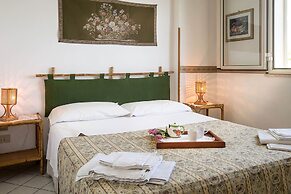 Apartment Immersed in a Large Garden Park Residence Cicladi