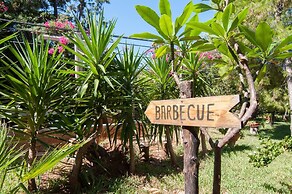 Apartment Immersed in a Large Garden Park Residence Cicladi