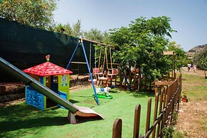 Apartment Immersed in a Large Garden Park Residence Cicladi