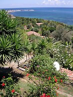 Apartment Immersed in a Large Garden Park Residence Cicladi