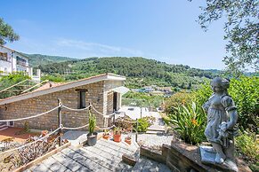 Villa Breezy Way - Among Greenery