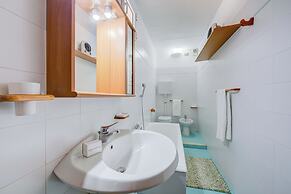 Villa Breezy Way - Among Greenery