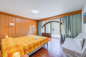 Villa Breezy Way - Among Greenery