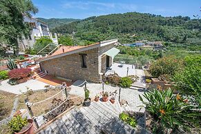 Villa Breezy Way - Among Greenery