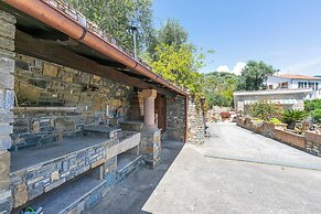 Villa Breezy Way - Among Greenery