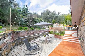 Villa Breezy Way - Among Greenery