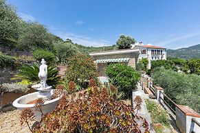 Villa Breezy Way - Among Greenery