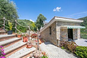 Villa Breezy Way - Among Greenery