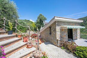 Villa Breezy Way - Among Greenery