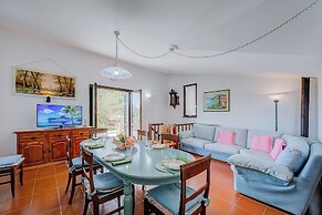 Villa Breezy Way - Among Greenery