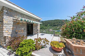 Villa Breezy Way - Among Greenery