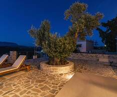 Villa Ida With Pool in Kamilari