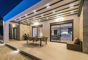 Villa Ida With Pool in Kamilari