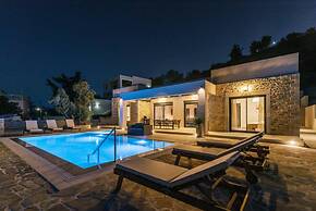 Villa Ida With Pool in Kamilari