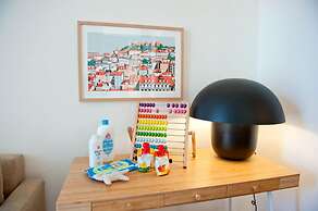 Her Majesty at Liverdade Avenue 1E