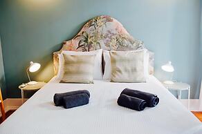 Her Majesty at Liverdade Avenue 1E