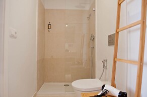 Her Majesty at Liverdade Avenue 1E