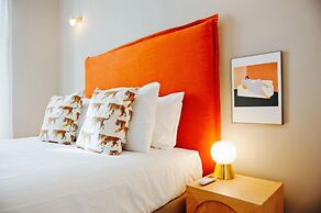 Her Majesty at Liverdade Avenue 1E