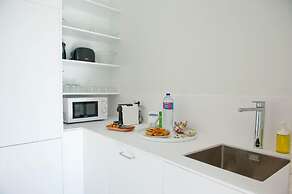 Her Majesty at Liverdade Avenue 1E