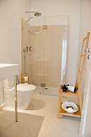 Her Majesty at Liverdade Avenue 1E