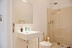 Her Majesty at Liverdade Avenue 1E