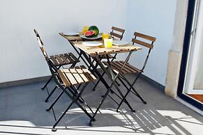 Her Majesty at Liverdade Avenue 1E