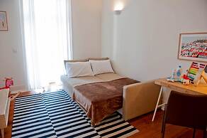 Her Majesty at Liverdade Avenue 1E