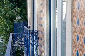 Her Majesty at Liverdade Avenue 1E