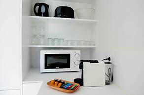 Her Majesty at Liverdade Avenue 1E