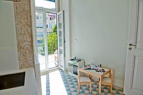 Her Majesty at Liverdade Avenue 1E