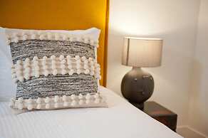 Her Majesty at Liverdade Avenue 1E