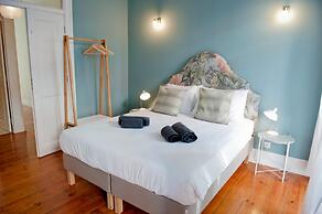 Her Majesty at Liverdade Avenue 1E