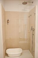 Her Majesty at Liverdade Avenue 1E