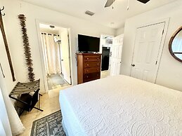 Emerald Hideaway 2 Bedroom Condo by RedAwning