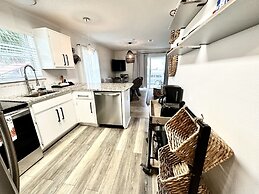 Emerald Hideaway 2 Bedroom Condo by RedAwning