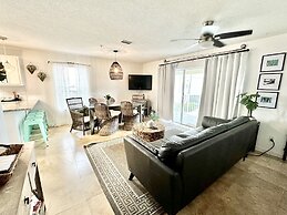 Emerald Hideaway 2 Bedroom Condo by RedAwning