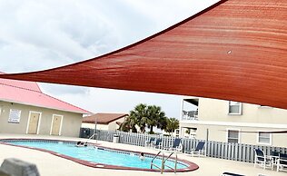 Emerald Hideaway 2 Bedroom Condo by RedAwning