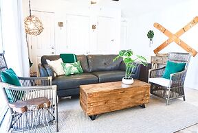 Emerald Hideaway 2 Bedroom Condo by RedAwning