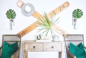 Emerald Hideaway 2 Bedroom Condo by RedAwning