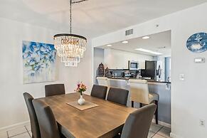 Recently renovated 2 bedroom/2 bath on 7th floor! by RedAwning