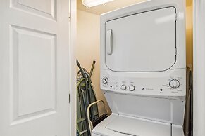 Recently renovated 2 bedroom/2 bath on 7th floor! by RedAwning