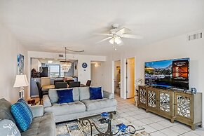 Recently renovated 2 bedroom/2 bath on 7th floor! by RedAwning