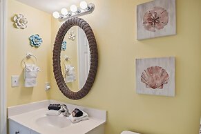 Recently renovated 2 bedroom/2 bath on 7th floor! by RedAwning