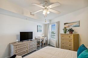 Recently renovated 2 bedroom/2 bath on 7th floor! by RedAwning