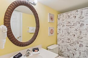 Recently renovated 2 bedroom/2 bath on 7th floor! by RedAwning