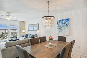 Recently renovated 2 bedroom/2 bath on 7th floor! by RedAwning