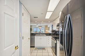 Recently renovated 2 bedroom/2 bath on 7th floor! by RedAwning