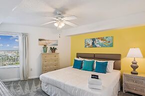 Recently renovated 2 bedroom/2 bath on 7th floor! by RedAwning