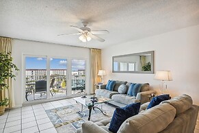 Recently renovated 2 bedroom/2 bath on 7th floor! by RedAwning