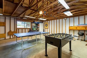 The Gathering Place - 2-Level Home with Game Room by Yosemite Region R